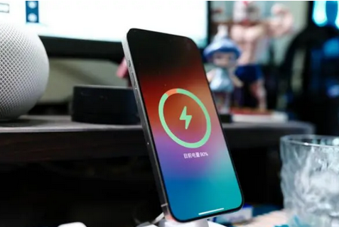 新村镇苹果15换屏服务分享用什么充电器给iPhone15充电更好 